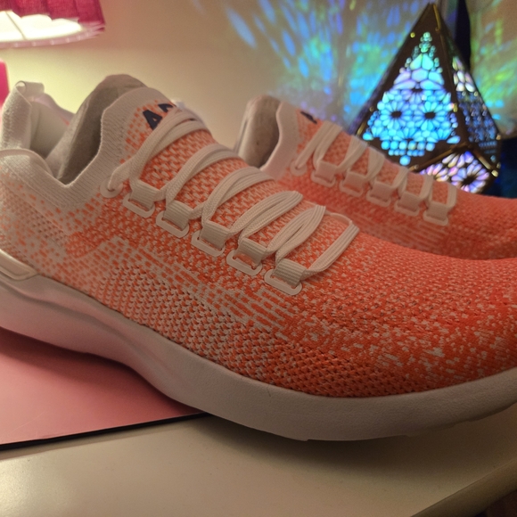 APL Techloom Breeze Mens 9.5 Women's 11 White/Impulse Red/Ombre Unisex & NIB - Picture 3 of 5